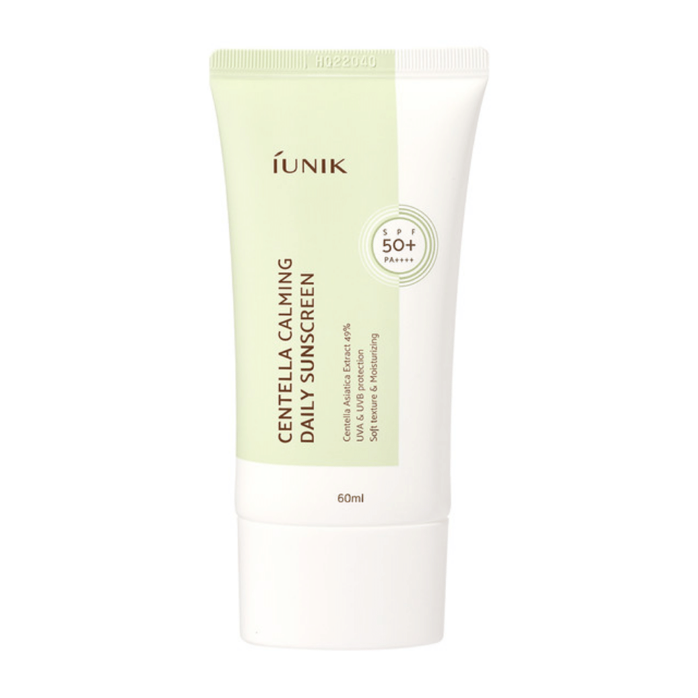 En tube iUNIK Centella Calming Daily Sunscreen 60ml med SPF 50+ og beskyttelse mod UVA- og UVB-stråler på hvid baggrund.