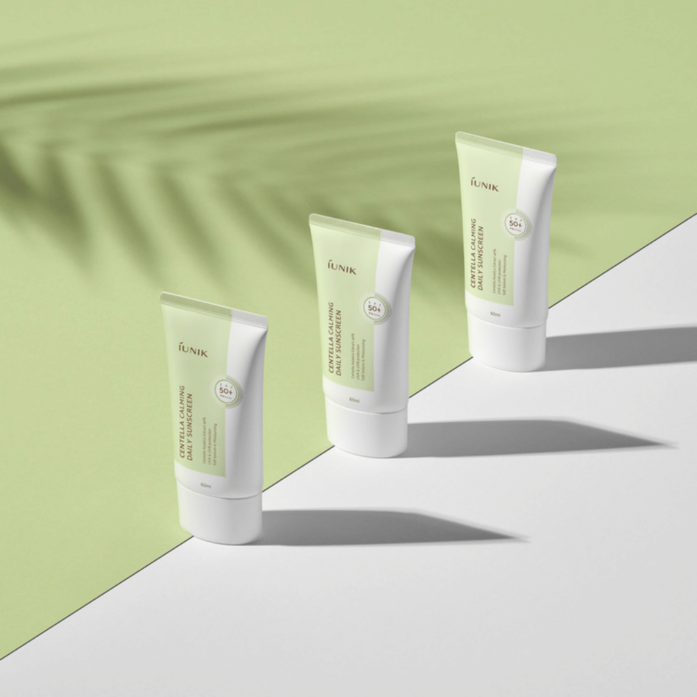 Tre tuber iUNIK Centella Calming Daily Sunscreen med SPF 50+ beskyttelse mod UVA- og UVB-stråler på hvid baggrund.